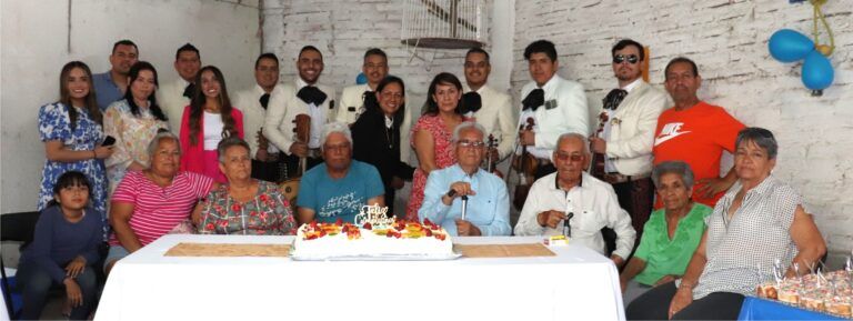 EN UNIÓN FAMILIAR FESTEJAN 90 AÑOS DEL SEÑOR PEDRO GARCÍA TAVARES